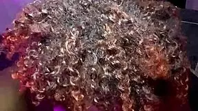 Hermanastra se mete en la cama sin bragas para acción de polla furtiva