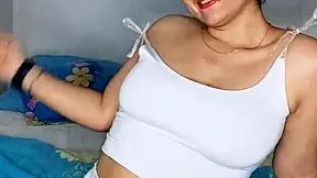 Green-eyed Colombian femme fatale excites with dirty talk