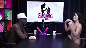 الزعيم يخرج زبه يترك تيفاني روشا عارية ومثيرة في أحمر شفاف