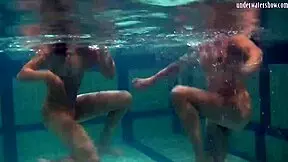 בדקו את איווטה, קטקה וברברה כלסביות חמות מתחת למים בבריכה! 🏊‍♀️