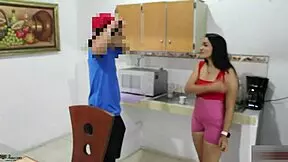 Hijastro cachondo folla a madrastra MILF solos en casa, ¿qué harías?