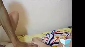 Meu amante me fode com força enquanto meu namorado sai