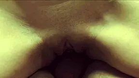 Mlada 18+ kurba s tetovažo draži in globoko grlo