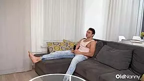 Руска MILF духа хорен мъж и дразни путка силно