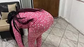 mi hijastra twerks on my cock in the living room