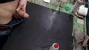 Onanerar på min arbetsbänk på jobbet känns så styggt! 😈