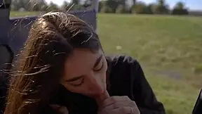 Giovane arrapata succhia in viaggio su strada POV