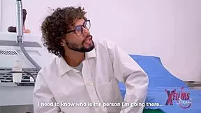 Doctor Folla a Dos Lesbianas Tímidas por el Culo Durante el Examen Médico