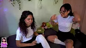 Mi Amiga Rebelde Me Convence de Escapar de Clases para Jugar a las Tijeras en Casa