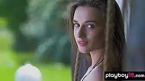 فتاة أوروبية شرقية 18+ ساخنة Gloria Sol تخلع ملابسها عارية في الهواء الطلق، تظهر صدرها الكبير الطبيعي.