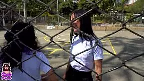 Mi Amiga Rebelde Me Convence de Escapar de Clases para Jugar a las Tijeras en Casa