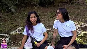 Mi Amiga Rebelde Me Convence de Escapar de Clases para Jugar a las Tijeras en Casa