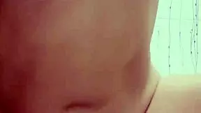 una paja en el baño con juguetes