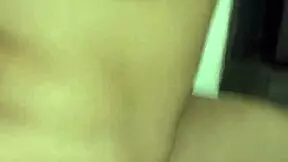 Encuentro A La Vecina Culona Masturbándose Y Me Invita A Pasarla Rico