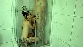 Morgen-Blowjob in der Dusche, würgt mit Sperma im Mund! 😜