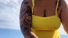Young teen flashes swollen pussy in splitting bikini on usa beach