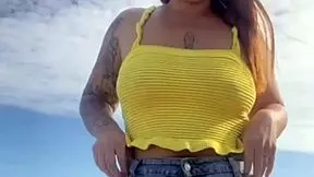 Young teen flashes swollen pussy in splitting bikini on usa beach