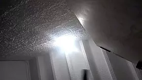 Hotwife rijdt BBC stier zijwaarts dan neukt hem in amazone op de vloer