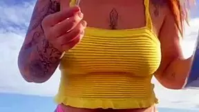 Young teen flashes swollen pussy in splitting bikini on usa beach