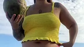 Young teen flashes swollen pussy in splitting bikini on usa beach