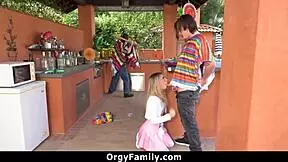 Orgyfamily, jak šílené je šukat mou drobnou nevlastní sestru, když je nevlastní táta slepý v tabu doggystyle?