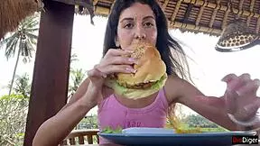 可愛い女の子が顔にクムをかけてバーガーを食べる、パブリック・カフェのカムウォーク