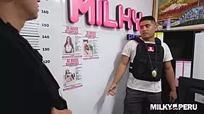 mujer peruana enseña su grande culo al policia pervertido en la comisaria