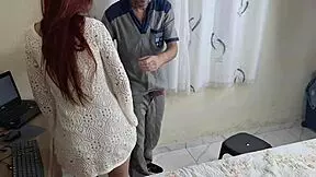 עקרת בית מקבלת טכנאי שובב לזיין קשה בבית