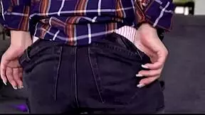 فتاة آسيوية شابة 18+ تخرج الاهتزاز عن بعد!