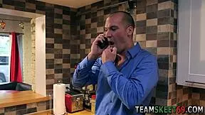 Rjavolaska najstnica 18+ z aparatom dobi umazano facial po intenzivnem jebanju. Njen čar varuške doda ekstra vročino.