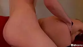 Ljubka blond babica trdo jebana od požrešnega moškega v hitrem misijonarskem seksu