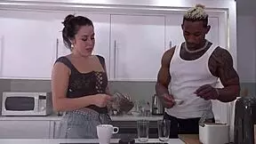 终于用大黑鸡巴满足室友幻想，我们猛烈肏