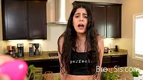 Kontrollerer stedsøsters vibrator efter hun tabte væddemålet galt