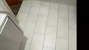 Tiktokerka la paisa vzame odmor med živim prenosom za hitro jebanje z oboževalcem v hotelski kopalnici