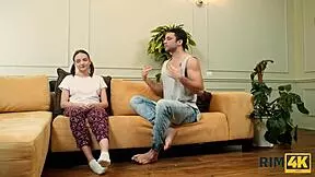 هي، جربت ريمينغ فني في العمل مع روسية 18+؟