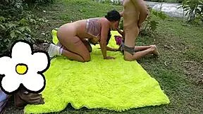 magrinha chupa rola ate engasgar com squirting