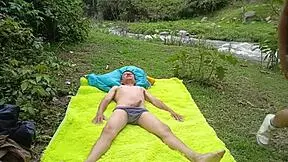 magrinha chupa rola ate engasgar com squirting