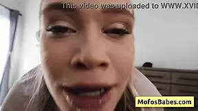 Luonnollinen täyteläinen teini 18+ blondi imee kyrpää ja liukuu märällä ajetulle pillulle - Chloe Rose Charles Dera