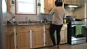 Stepmom getting fucked in the kitchen 😈🍳