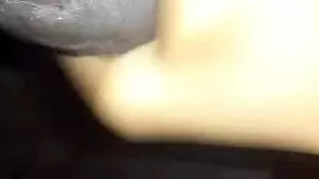 צפה באישה נשואה נתפסת מוצצת זין כשהיא לבד בבית