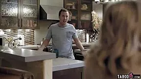 Varuška vpraša: Lahko te jebem med klicem z mojim fantom?