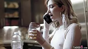 Μπέιμπι-σίτερ ρωτάει, μπορώ να γαμήσω ενώ μιλάω στο τηλέφωνο με τον φίλο μου;