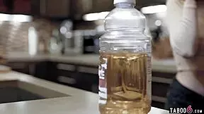 Varuška vpraša: Lahko te jebem med klicem z mojim fantom?