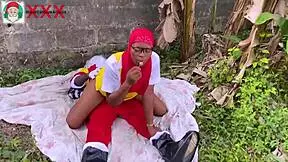 novoletno jebanje v grmovju z afriškim božičkom, ki trdo pofuka prijateljevo pastorko!