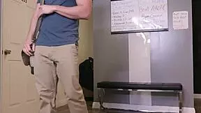 hermanastra juega con hermanastro, baja ropa para ver culo y folla por detras 😏