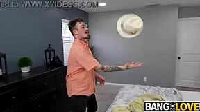 ФАНТАЗИЈА ОСТВАРЕНА! КУБИ ТОМПСОНОВА ВРУЋА ФАНТАЗИЈА ПОСТАЈЕ СТВАРНОСТ СА ВЕЛИКИМ СИСАМА И ГУЗОМ