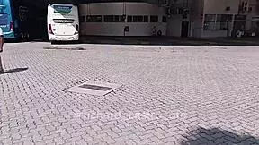 Vazou na net novinha de 18 anos é flagrada chupando ator porno no ônibus