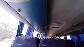 Vazou na net novinha de 18 anos é flagrada chupando ator porno no ônibus