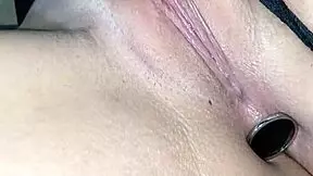 SAFADA GOSTOSA MOSTRANDO O PLUG NO CUZINHO E SE MASTURBANDO