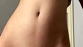 فتاة صغيرة لطيفة 18+ تمص كسها الرطب حتى النشوة في فيديو منزلي - مايسكي